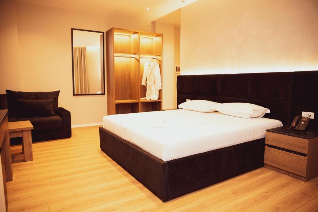 Hotel Continental Дуррес Екстер'єр фото